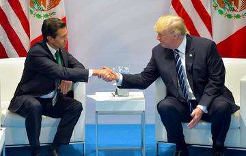Los Mandatarios intercambiaron puntos de vista sobre temas relevantes de la agenda económica entre México y Estados Unidos, subrayando la importancia de modernizar el Tratado de Libre Comercio de América del Norte (TLCAN).