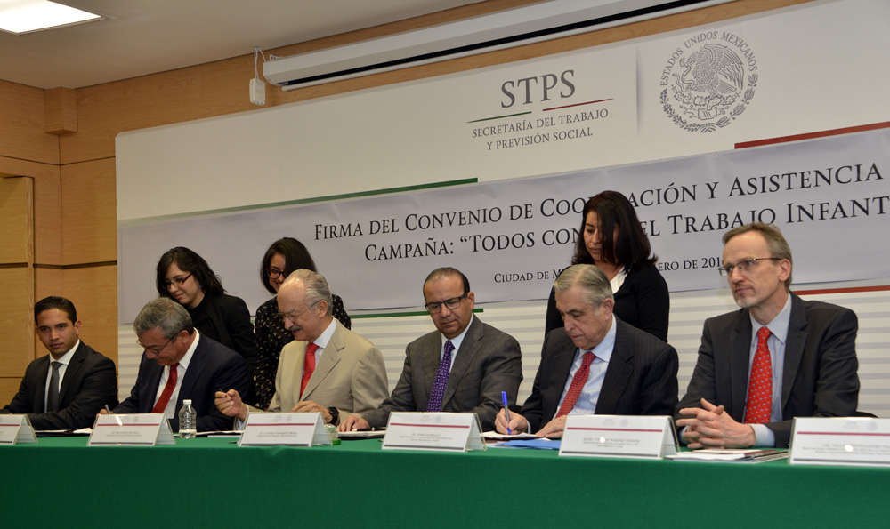 Firma del Convenio de Cooperacion y Asistencia Tecnica de la campa a Mexico sin Trabajo Infantil 3jpg