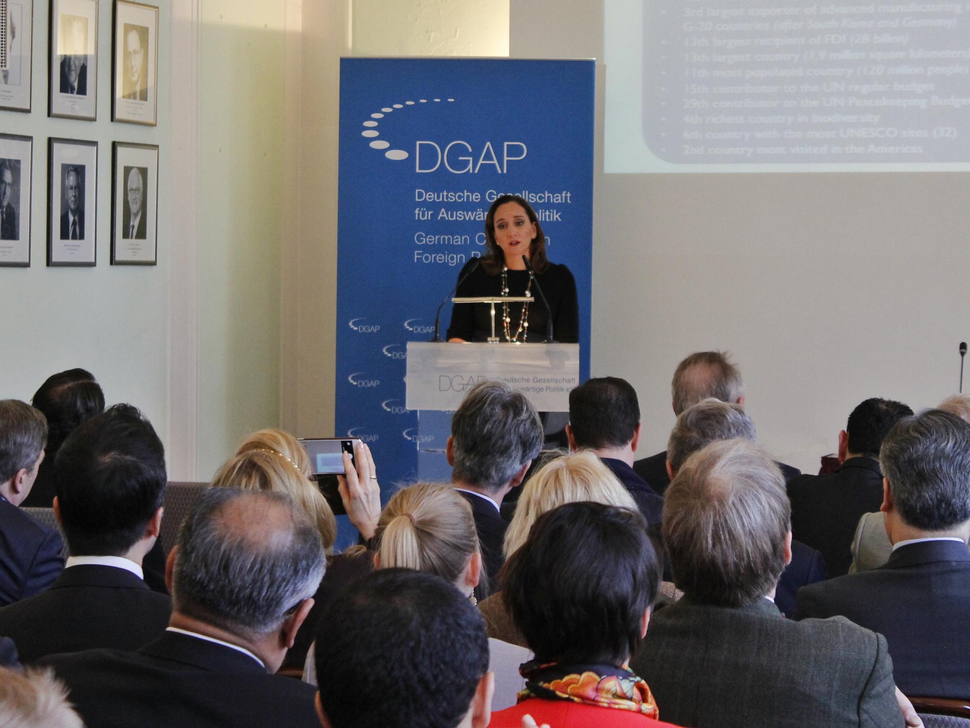 FOTO 4 Cacnciller Claudia Ruiz Massieu ofreci  una conferencia magistral en el Consejo Germano de Relaciones Exteriores.jpg