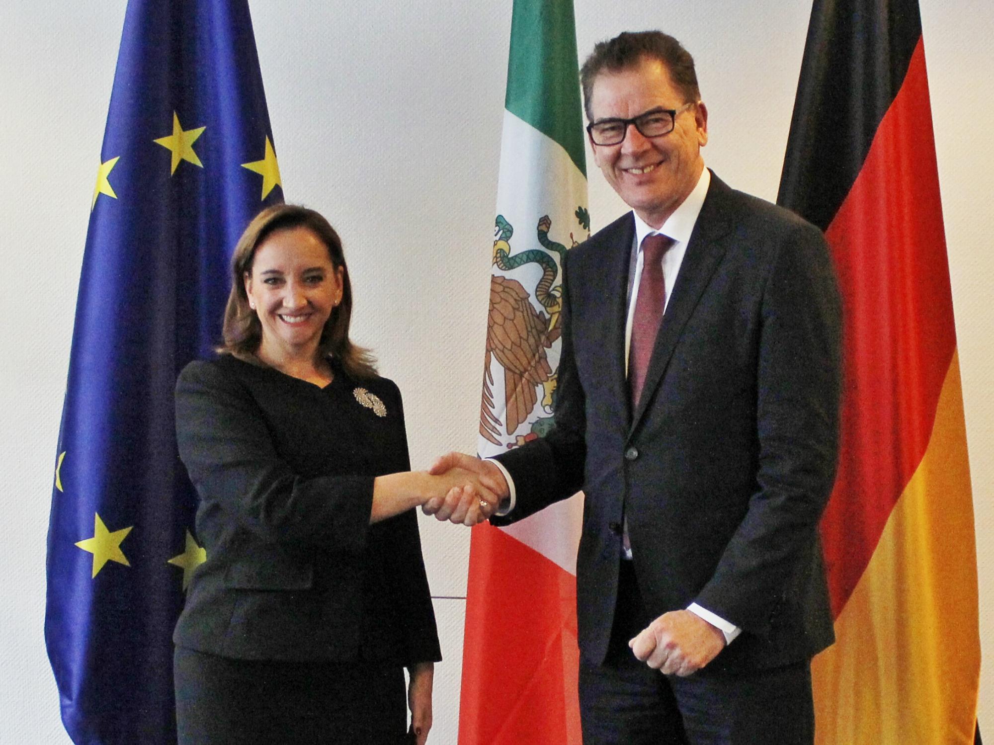 FOTO 2 Canciller Claudia Ruiz Massieu con el Ministro Federal de Cooperaci n Econ mica y Desarrollo  Gerd M llerjpg