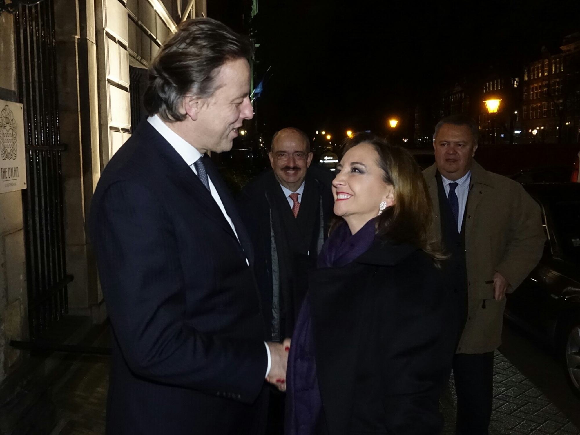 FOTO 1 Canciller  Claudia Ruiz Massieu con el Ministro de Exteriores de Pa ses Bajos  Bert Koendersjpg