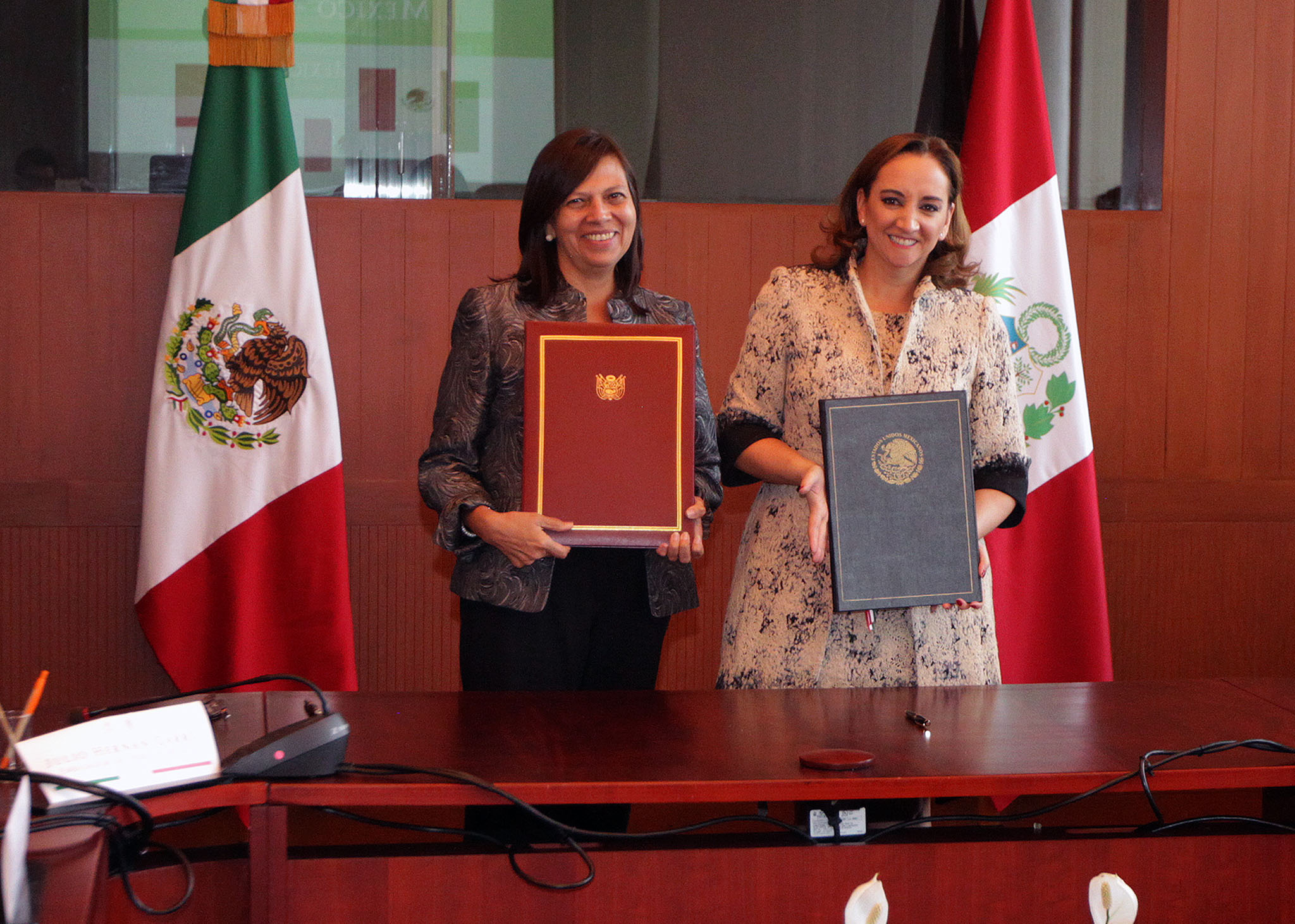 FOTO 3 Canciller Claudia Ruiz Massieu y la Ministra de Relaciones Exteriores del Per   Ana Mar a S nchez Vargasjpg