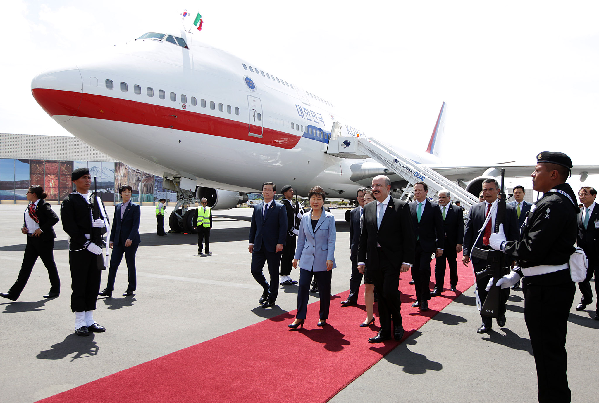 FOTO 3 Arribo de la Presidenta de la Rep blica de Corea  Excma Sra Park Geun hyejpg
