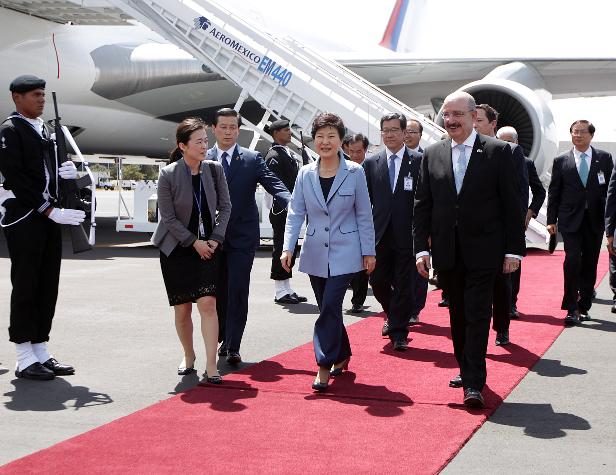 FOTO 2 Arribo de la Presidenta de la Rep blica de Corea  Excma Sra Park Geun hyejpg