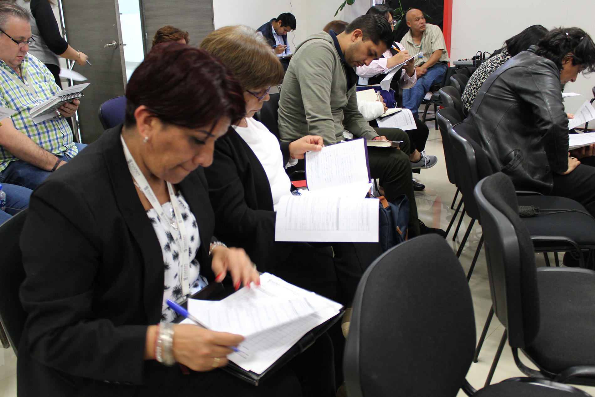 Mujeres y hombres escribiendo, tomando el curso sobre Derechos Humanos en el INAPAM. 
