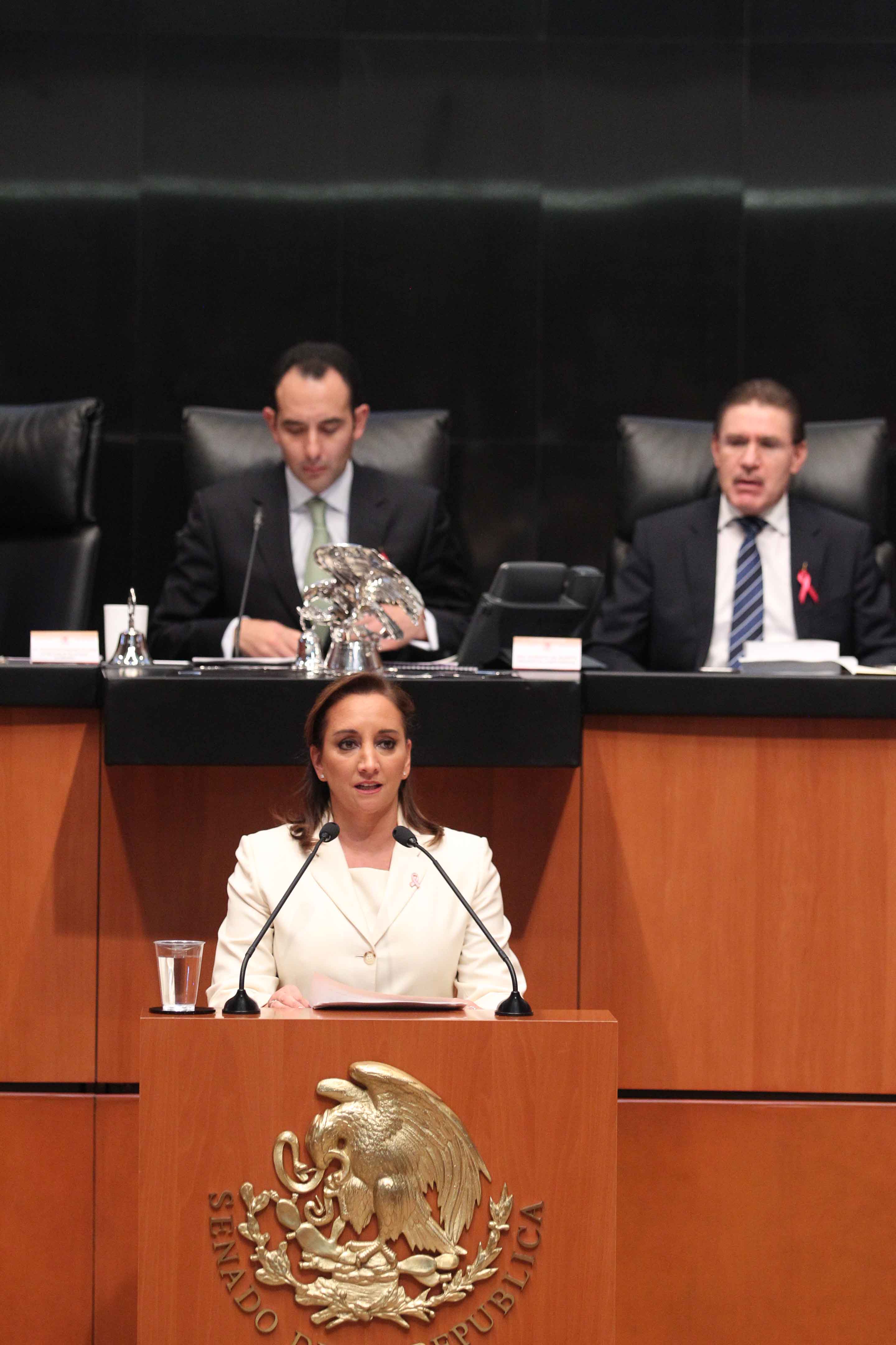 FOTO 2 Canciller Claudia Ruiz Massieu en la glosa del Tercer Informe de Gobierno en el Senado de la Rep blicajpg