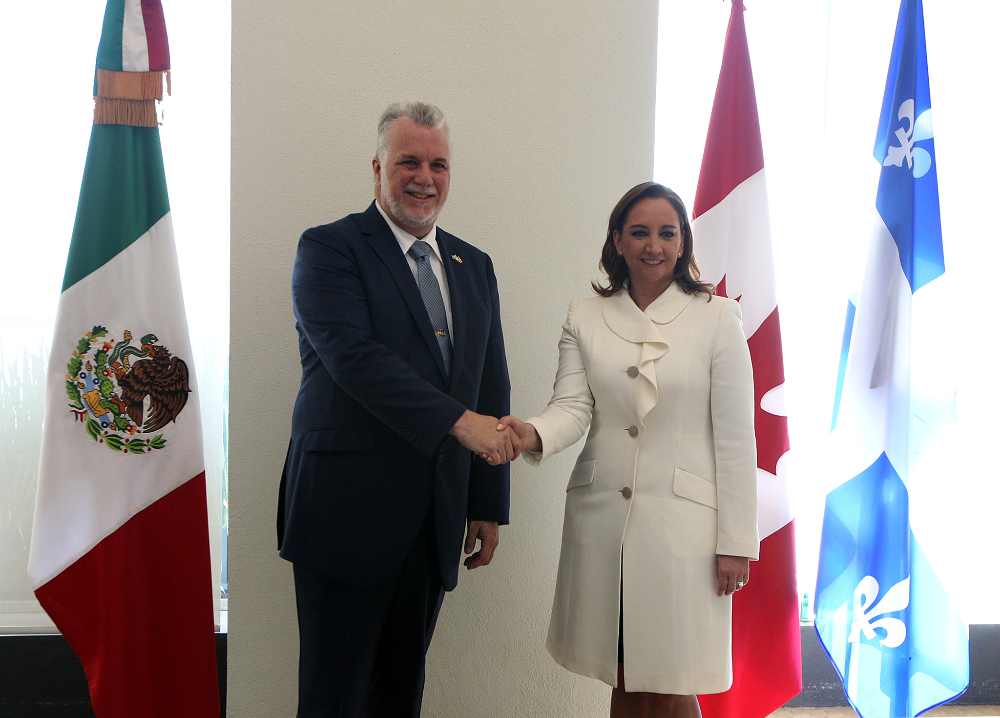 FOTO 1 Canciller Claudia Ruiz Massieu con el Primer Ministro de la Provincia de Quebec  Philippe Couillard.jpg