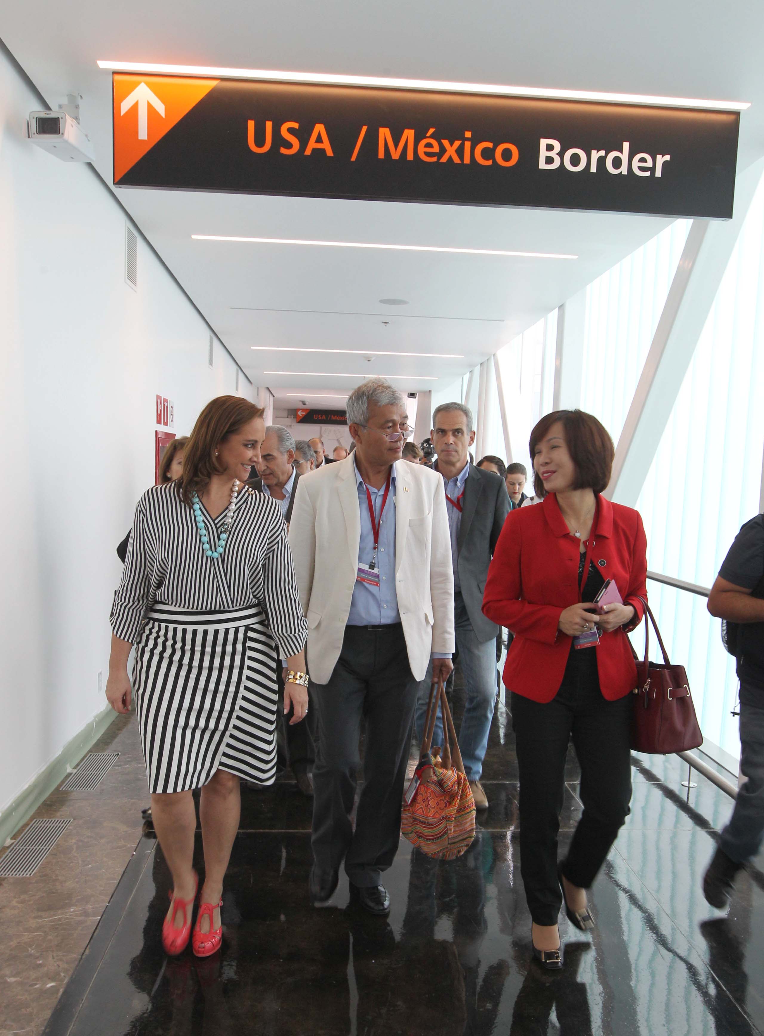 FOTO 1 Canciller Claudia Ruiz Massieu y representantes del cuerpo diplom tico visitan el puente peatonal que conectar  al Aeropuerto Internacional de Tijuana con EEUUjpg