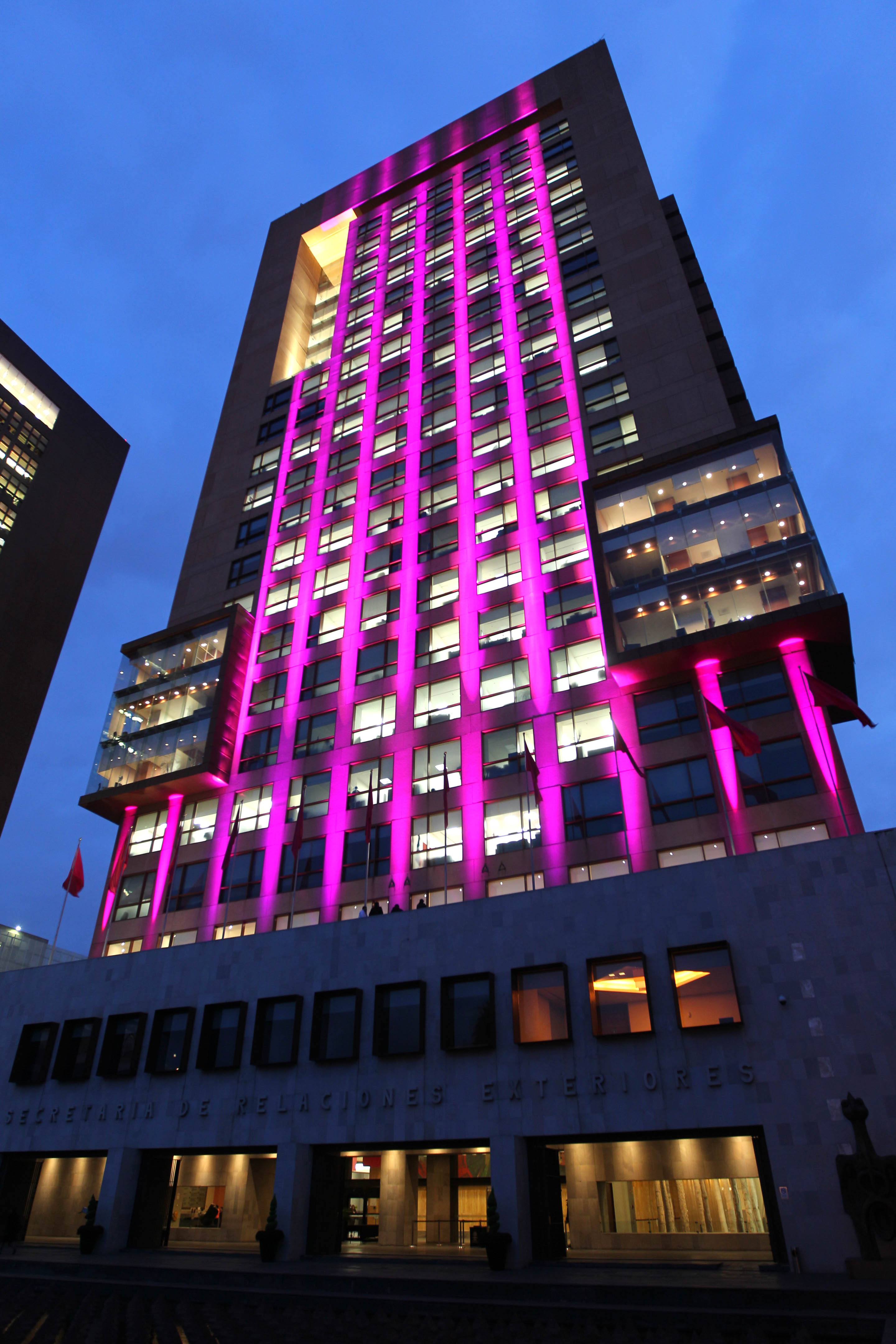FOTO 2 Edificio de la SRE se ilumina de rosa en el D a internacional de la lucha contra el c ncer de mama.jpg