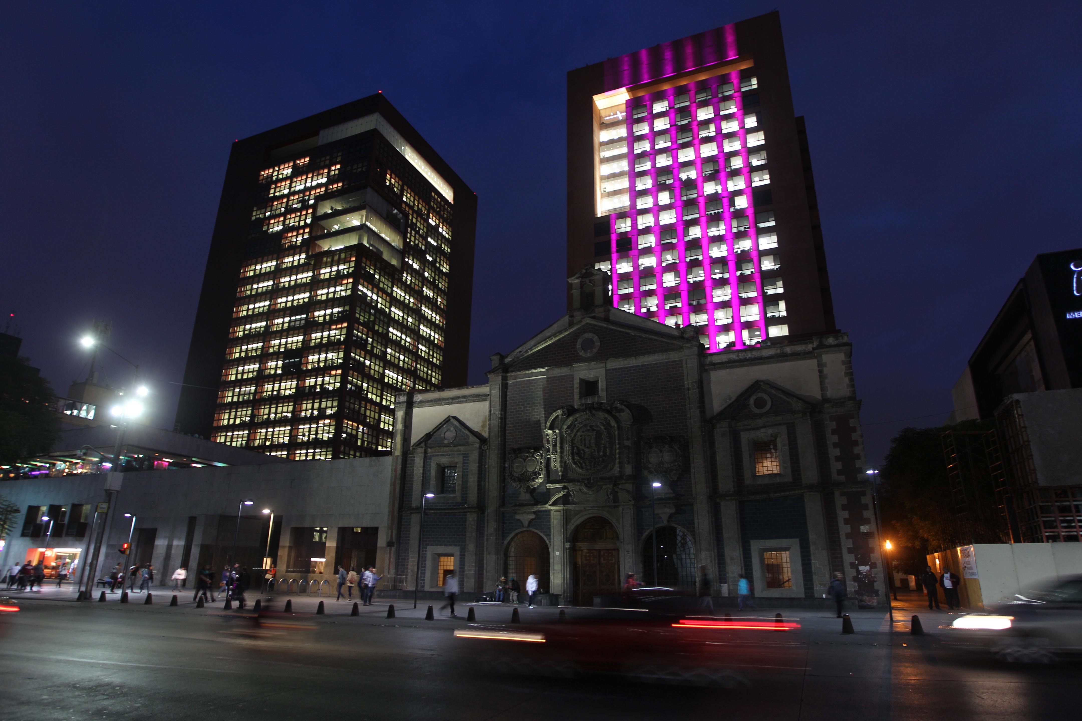 FOTO 3 Edificio de la SRE se ilumina de rosa en el D a internacional de la lucha contra el c ncer de mama.jpg