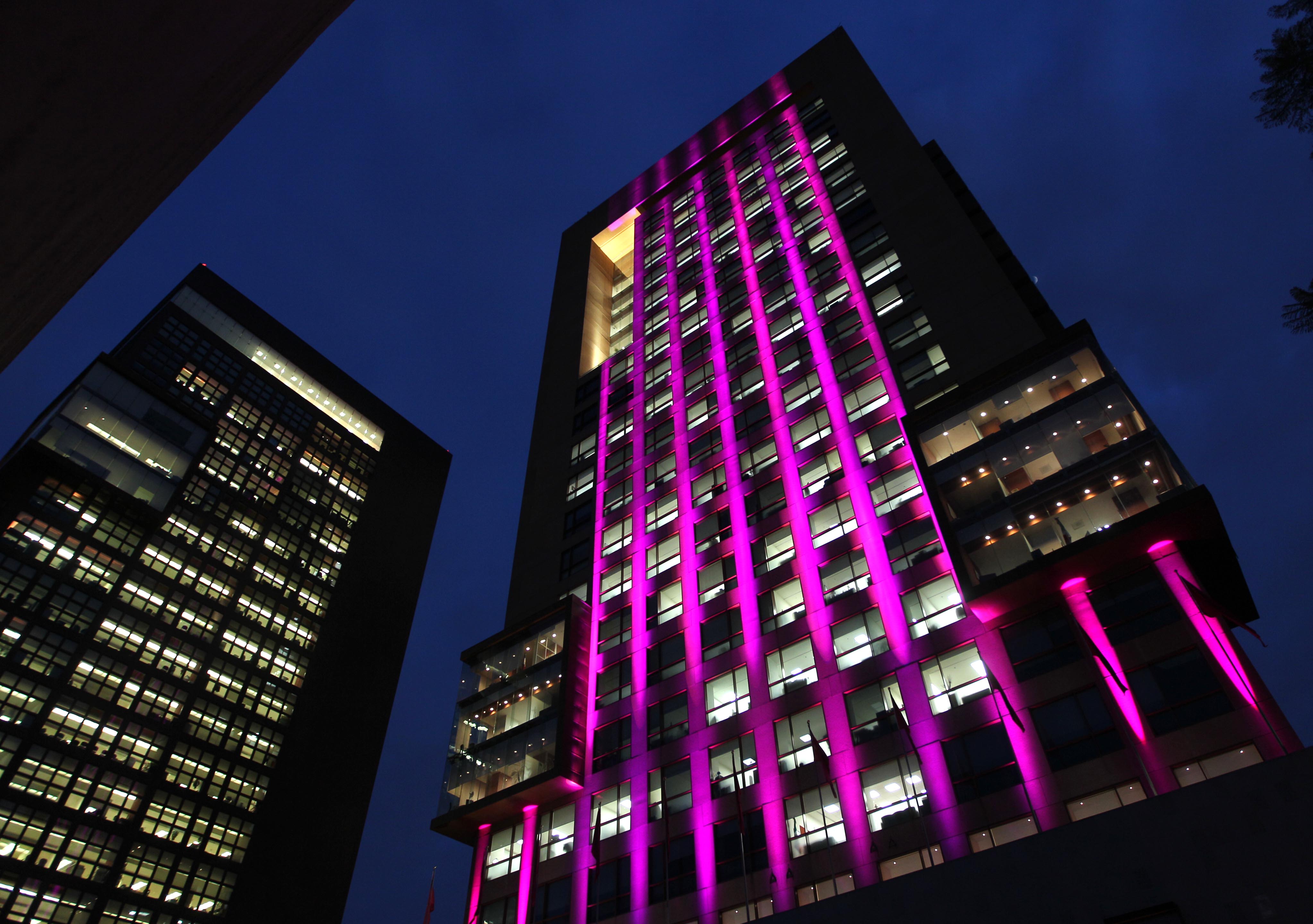 FOTO 4 Edificio de la SRE se ilumina de rosa en el D a internacional de la lucha contra el c ncer de mama.jpg