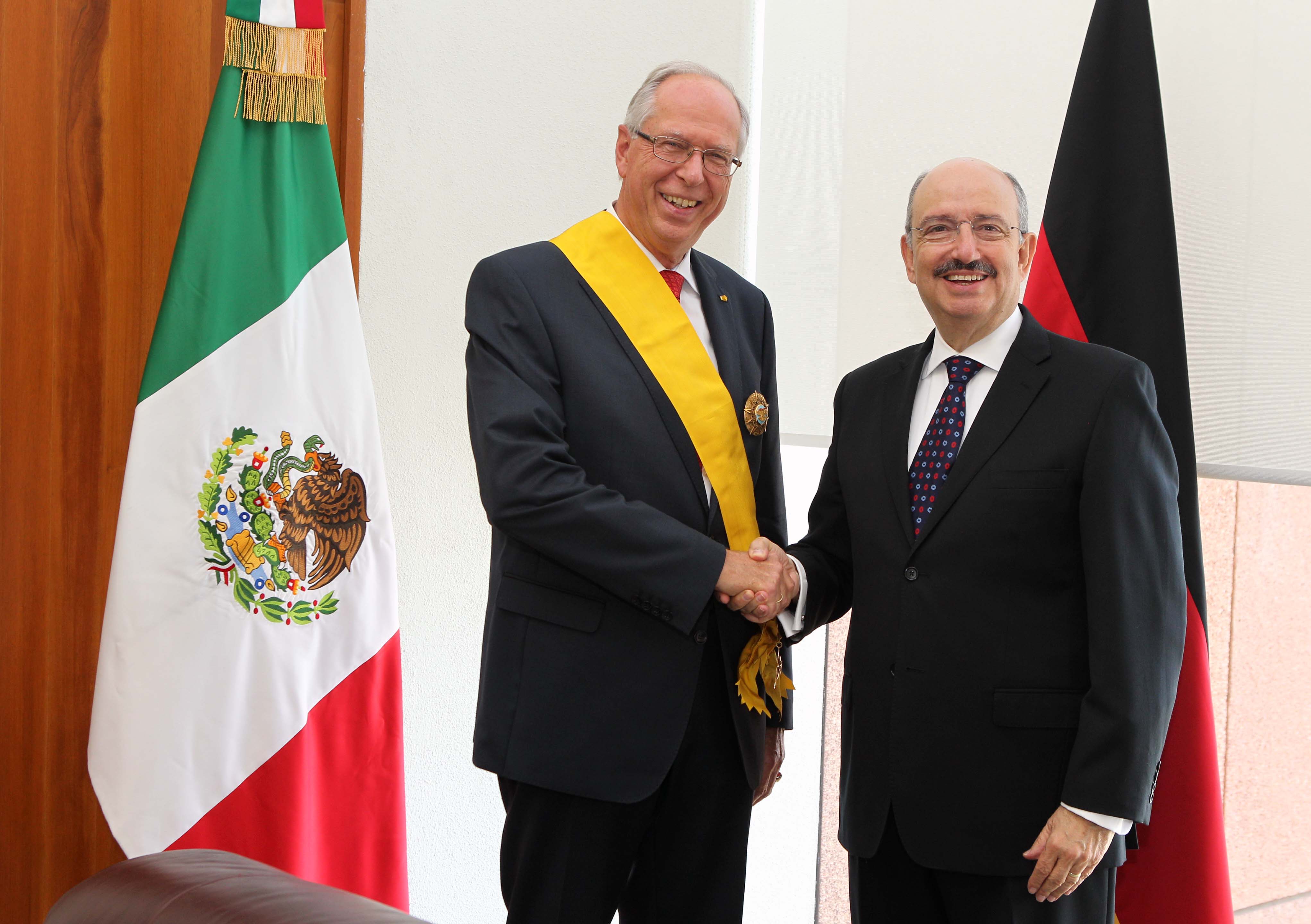 FOTO Subsecretario Carlos de Icaza con el ex Embajador de la Rep blica Federal de Alemania en nuestro pa s  Edmund Duckwitz.jpg