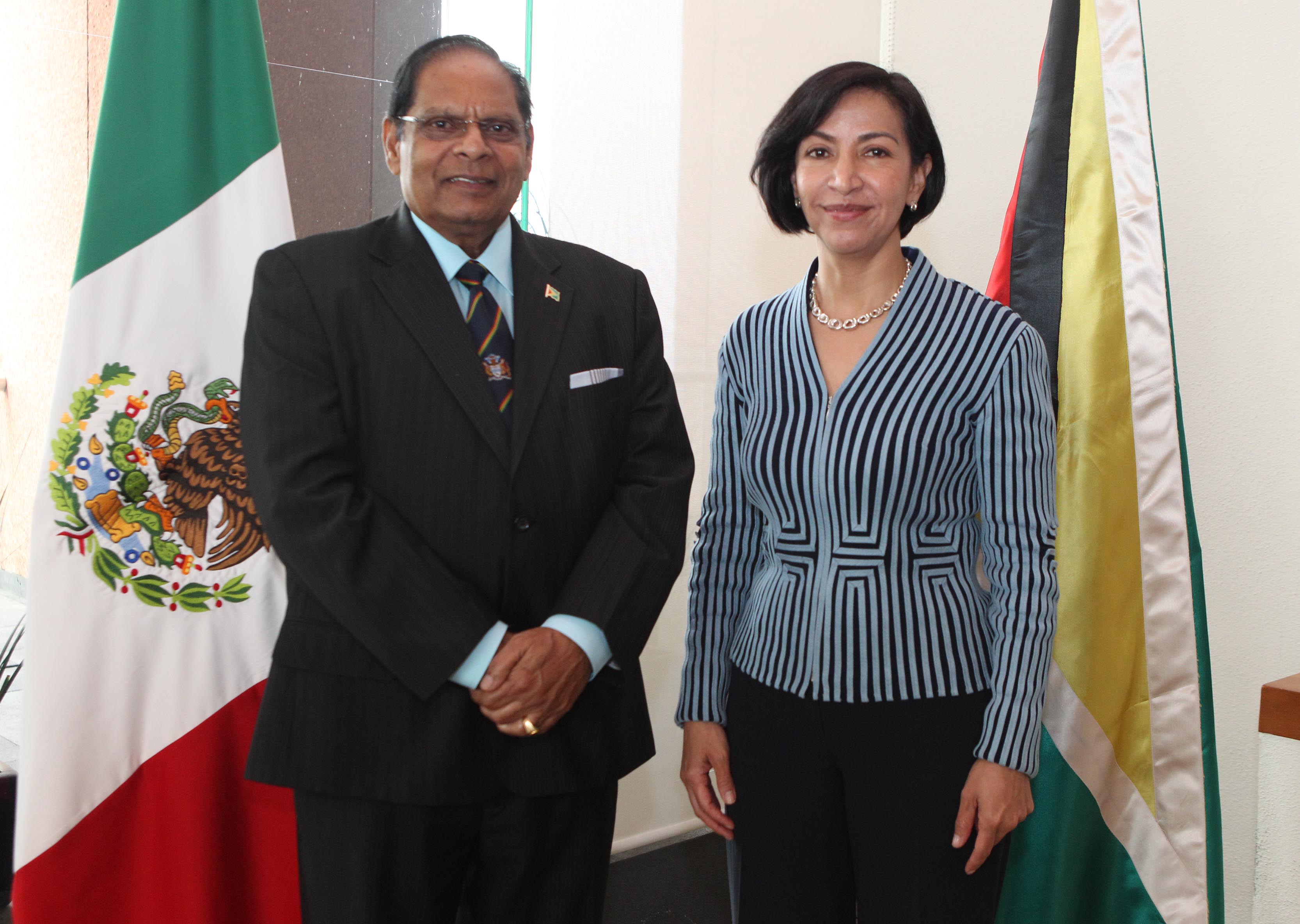 FOTO Subsecretaria Socorro Flores Liera con el Primer Ministro de la Rep blica Cooperativa de Guyana  Moses Nagamootoo.jpg