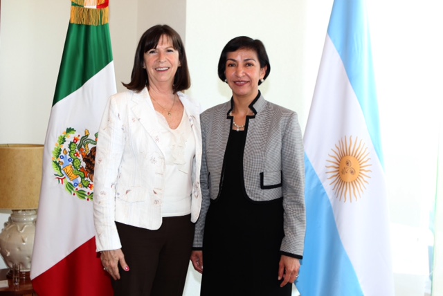 FOTO Subsecretaria Socorro Flores Liera con Patricia Vaca Narvaja  Embajadora de la Rep blica de Argentina en M xicojpg