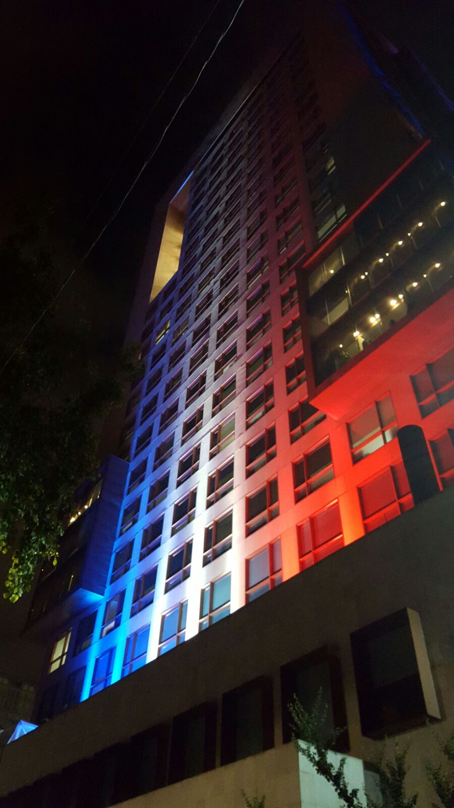 FOTO 2 Edificio de la Canciller a iluminado con los colores de Franciajpg