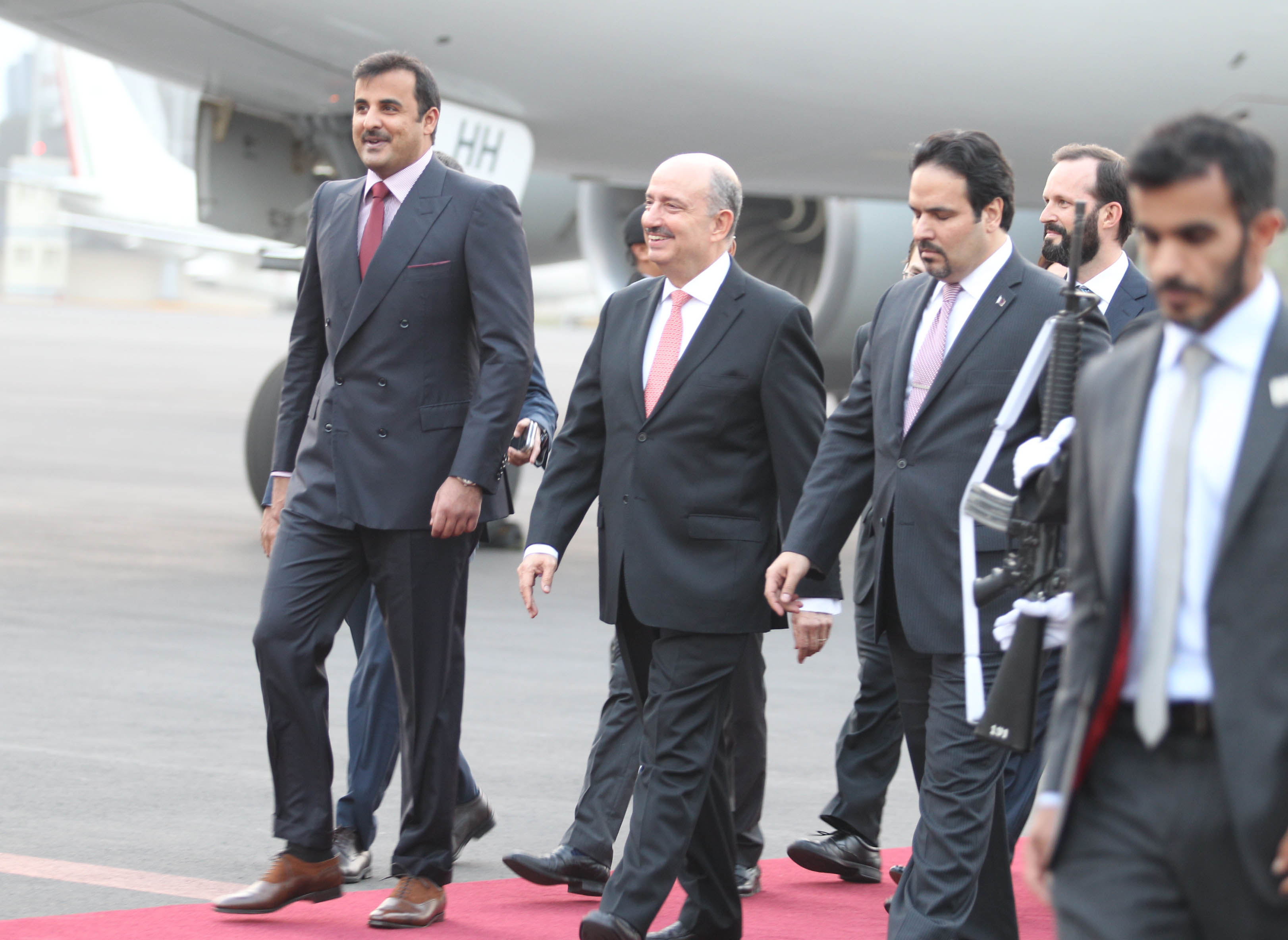 FOTO 2 Su Alteza  el Emir de Qatar  Jeque Tamim bin Hamad Al Thani   fue recibido por el Embajador Carlos de Icaza.jpg