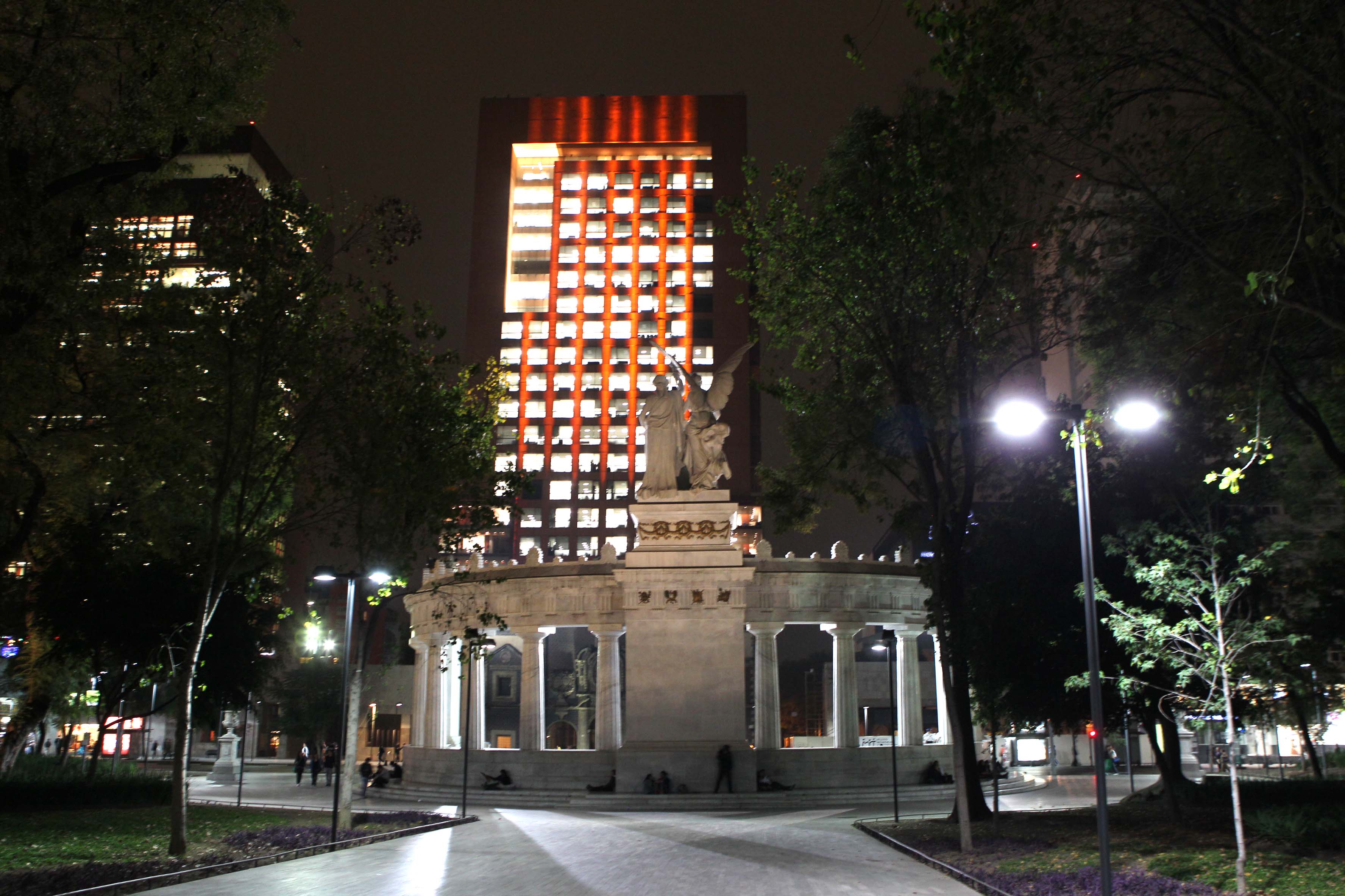 FOTO 2 Edificio de la SRE se ilumina de naranja  por el D a Internacional de la Eliminaci n de la Violencia Contra la Mujerjpg