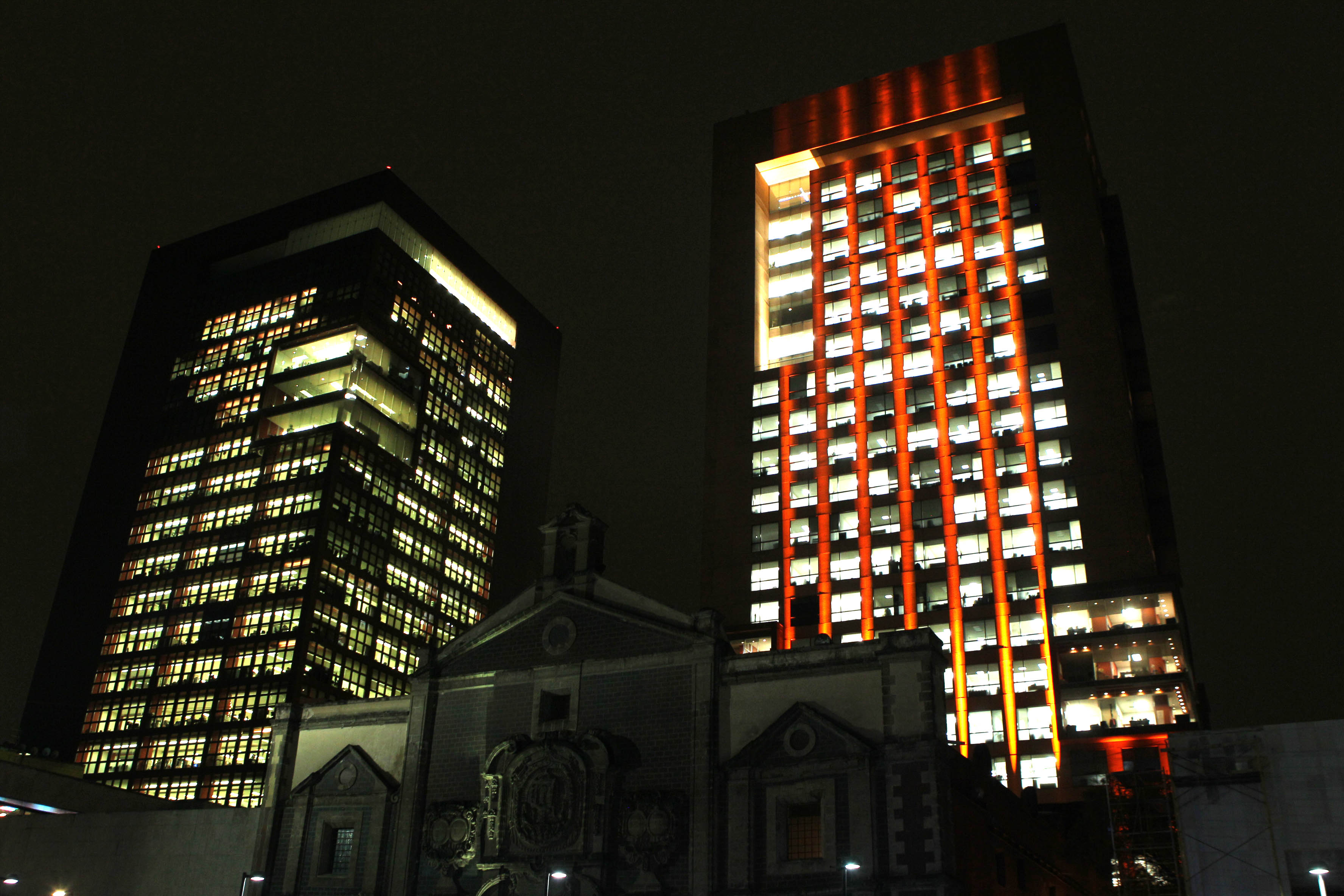FOTO 1 Edificio de la SRE se ilumina de naranja  por el D a Internacional de la Eliminaci n de la Violencia Contra la Mujerjpg