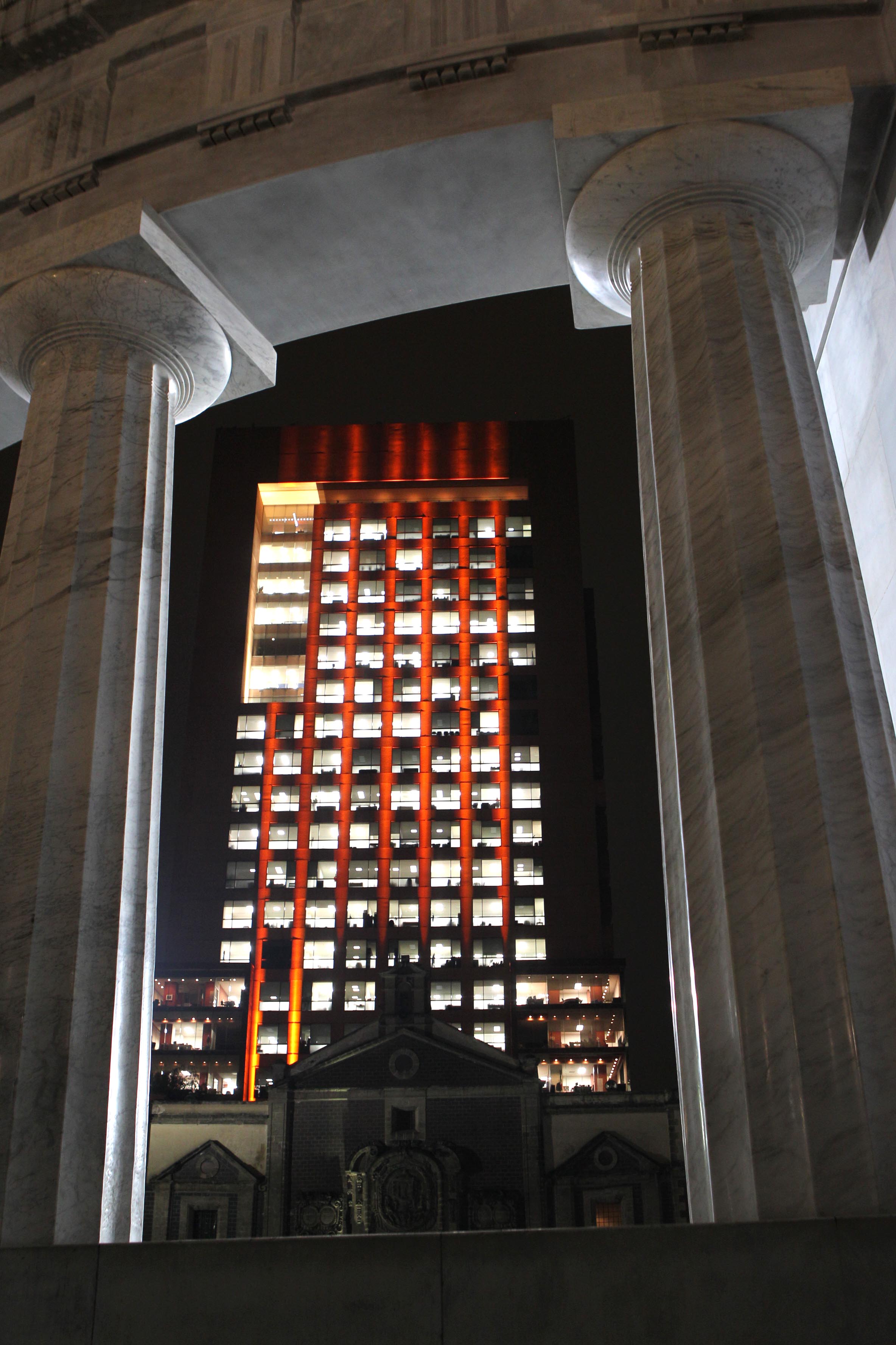 FOTO 3 Edificio de la SRE se ilumina de naranja  por el D a Internacional de la Eliminaci n de la Violencia Contra la Mujerjpg