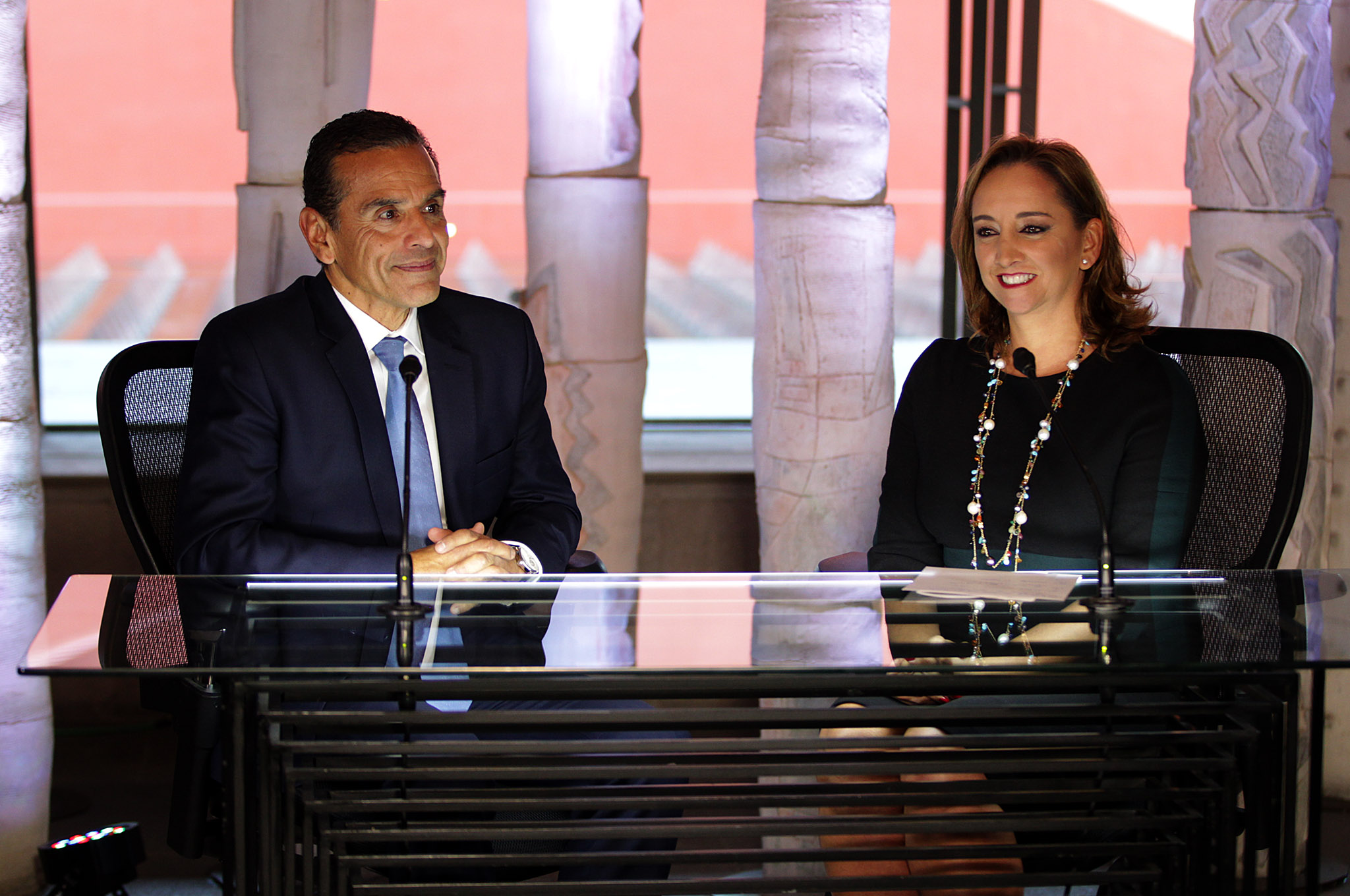 FOTO 3 La Canciller Claudia Ruiz Massieu entrevist  a Antonio Villaraigosa  exalcalde de Los  ngeles  para SRE Televisi n.jpg