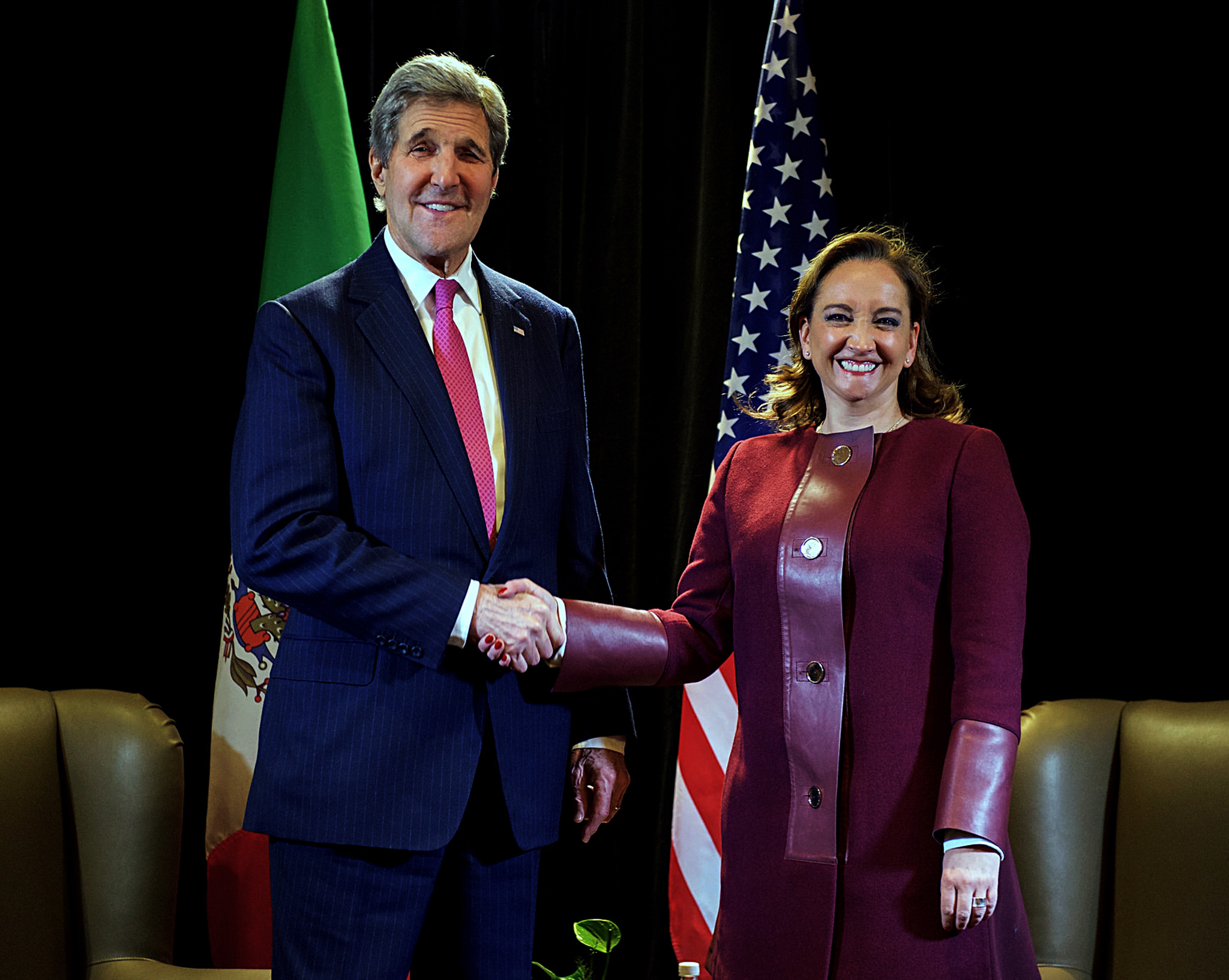 FOTO 1 Canciller Claudia Ruiz Massieu con el Secretario de Estado de Estados Unidos  John Kerry  Foto Departamento de Estado de EU .jpg