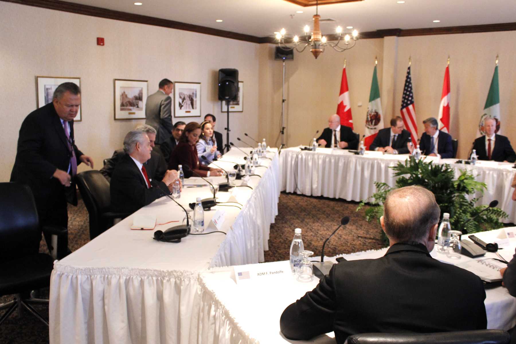 FOTO 5 Canciller Claudia Ruiz Massieu en la sesi n de trabajo trilateral con las delegaciones de Canad  y Estados Unidos  en Quebec.jpg