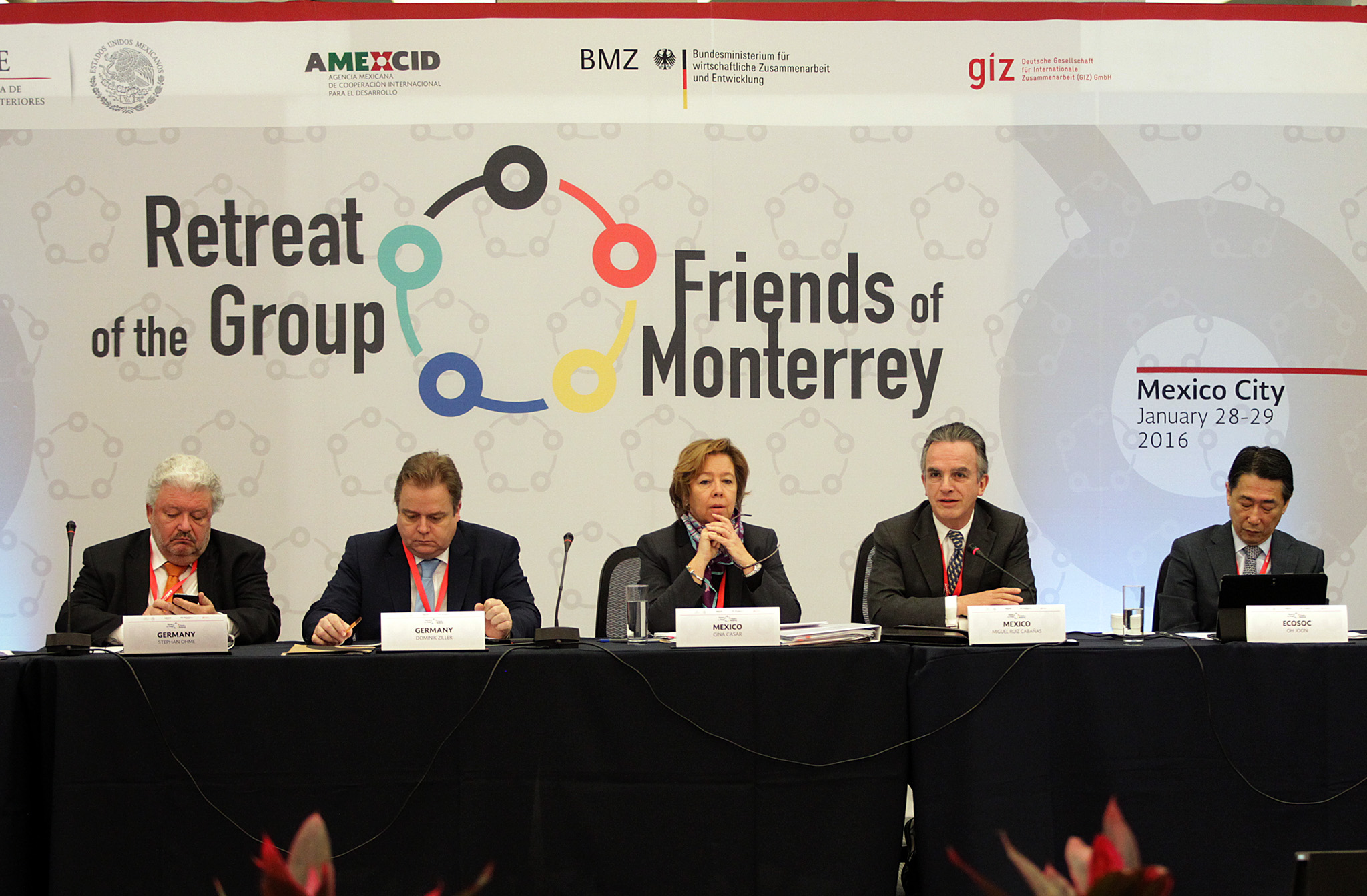 FOTO 1 Mar a Eugenia Casar P rez  Directora de la AMEXCID  y el Embajador Miguel Ruiz Caba as  en la reuni n Amigos de Monterreyjpg
