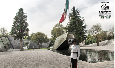 Cadetes del Ejército Mexicano en la Plaza a la Patria.