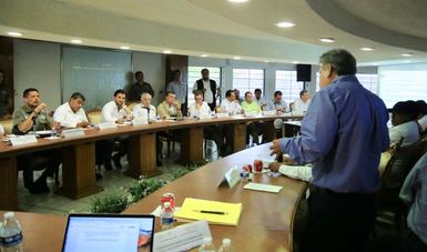 Vista general de mesa de trabajo para atender acciones por manatíes en Tabasco. Encabezan el gobernador de Tabasco, Arturo Núñez Jiménez y el secretario de Medio Ambiente y Recursos Naturales, Rafael Pacchiano.