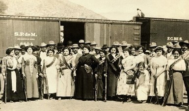 Imagen histórica de mujeres en la Revolución Mexicana.