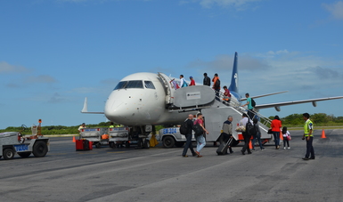 Pasajeros abordando el avión en el Aeropuerto Cd. del Carmen