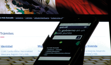 En la imagen se ve una computadora personal y un teléfono inteligente en sus pantallas está la página principal de gob.mx 