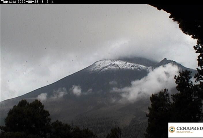 En las últimas 24 horas, mediante el sistema de monitoreo del volcán Popocatépetl se identificaron 229 exhalaciones acompañadas de gases volcánicos y en ocasiones de ligeras cantidades de ceniza, 21 minutos de tremor y dos sismos volcanotectónicos.
