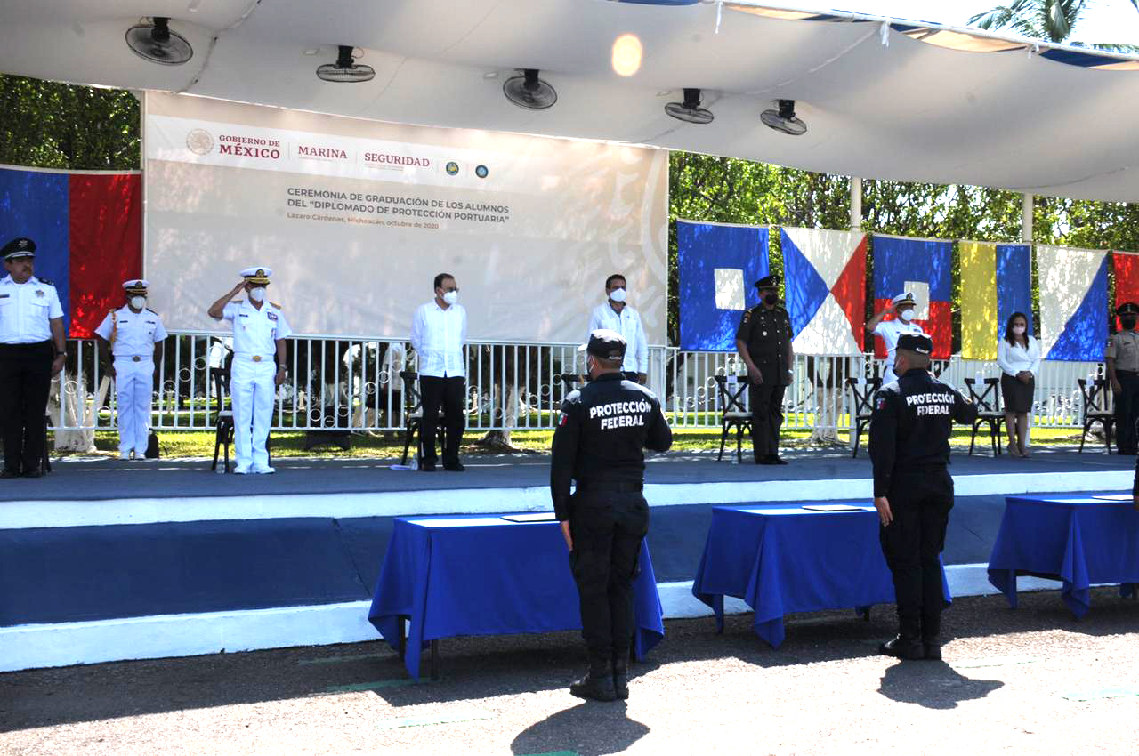 El secretario de Seguridad y Protección Ciudadana, Alfonso Durazo Montaño, encabezó en el Puerto de Lázaro Cárdenas, Michoacán, la ceremonia de graduación.