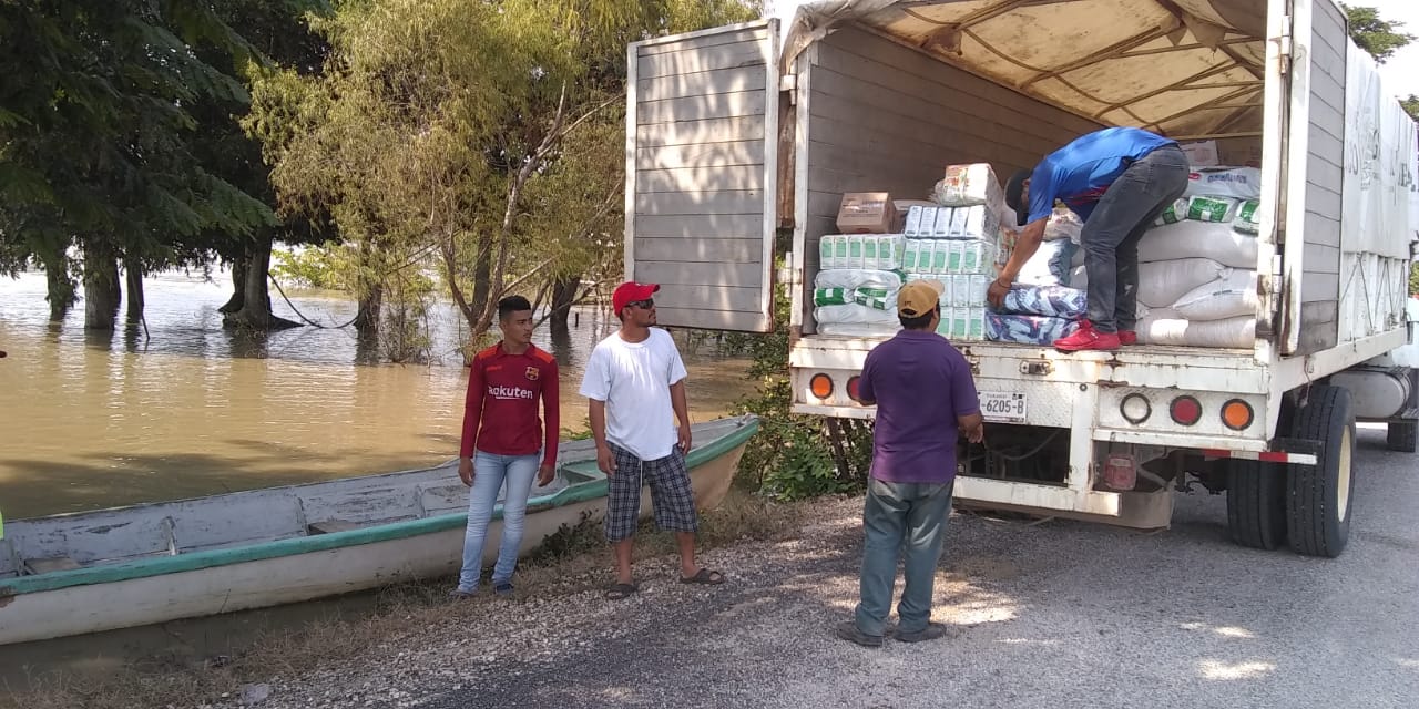 Con cayucos y lanchas lleva Diconsa abasto a familias afectadas por lluvias en Tabasco