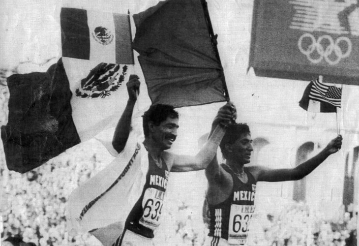 Raúl González (izq.) y Ernesto Canto (der.) durante el festejo del histórico 1-2 en los Juegos Olímpicos de Los Ángeles 1984.
