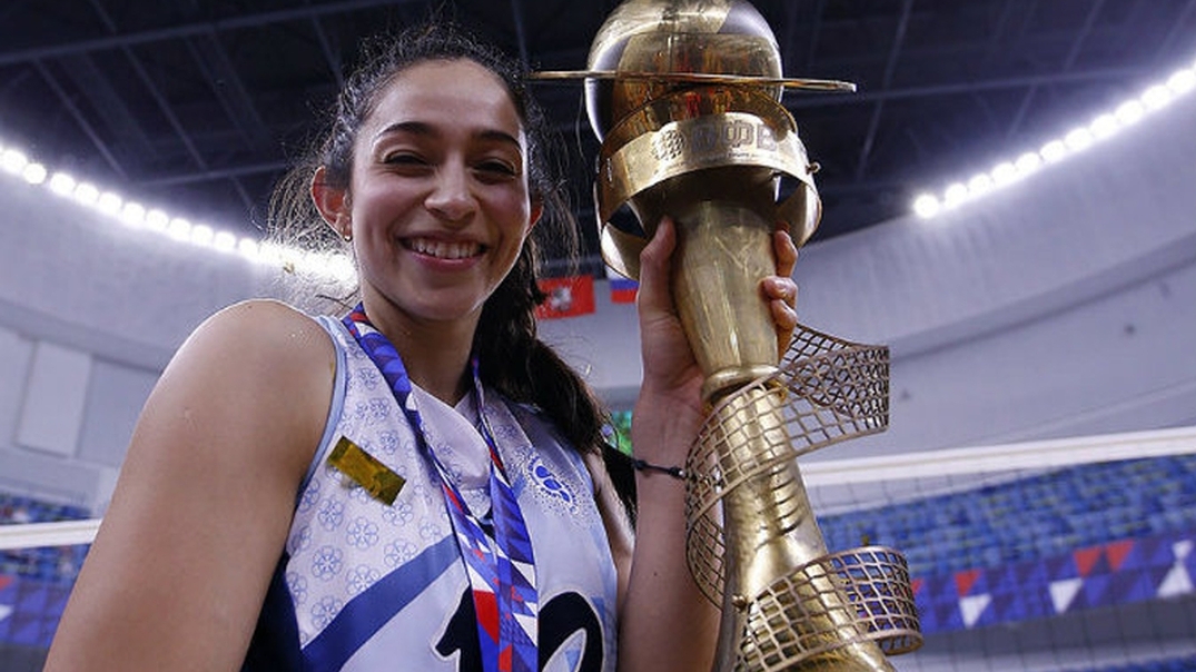Samantha Estephania Guadalupe Bricio Ramos, carga el título de su equipo, el Dínamo Ak Bars, de Kazán, tras ganar la Copa de Rusia de Voleibol de Sala. Cortesía
