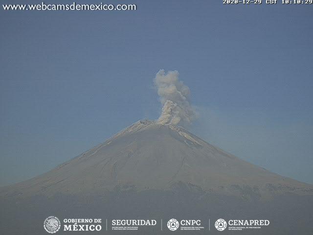 En las últimas 24 horas, mediante los sistemas de monitoreo del volcán Popocatépetl se identificaron 22 exhalaciones y 1007 minutos de tremor, acompañados por emisiones de gases volcánicos y ceniza.
