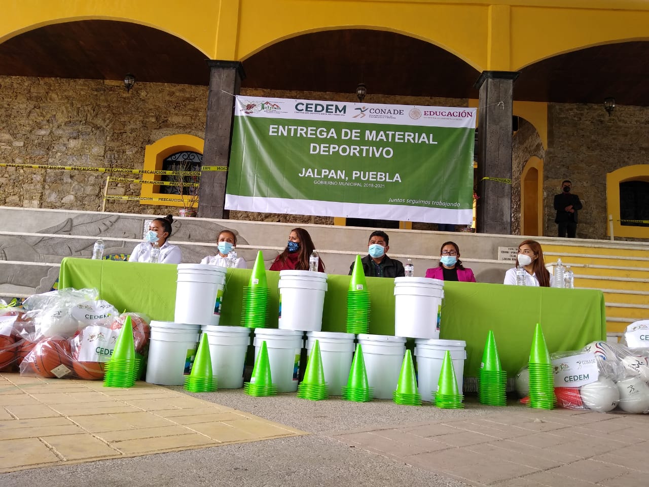 Entrega de material deportivo en el municipio de Jalpan, Puebla. Cortesía
