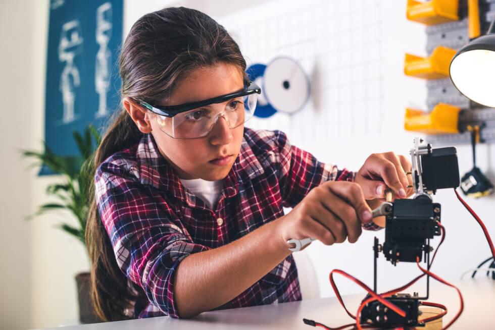 Prejuicios y estereotipos mantienen a niñas y mujeres alejadas de los sectores de la ciencia, la tecnología, las ingenierías y las matemáticas.