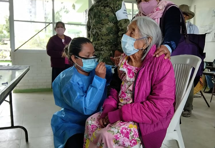 Doña María Antonia recibiendo la vacuna contra COVID-19
