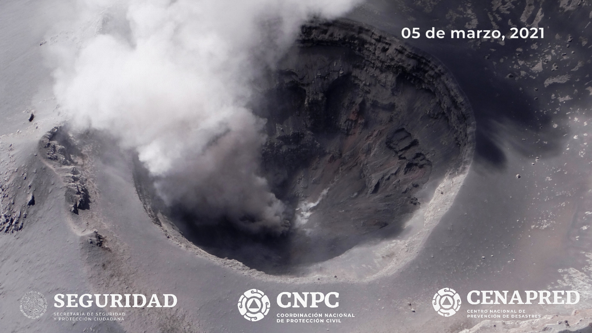 Como parte del monitoreo del volcán Popocatépetl, personal experto del Instituto de Geofísica de UNAM y del CENAPRED realizó un sobrevuelo, con apoyo de la Guardia Nacional. 