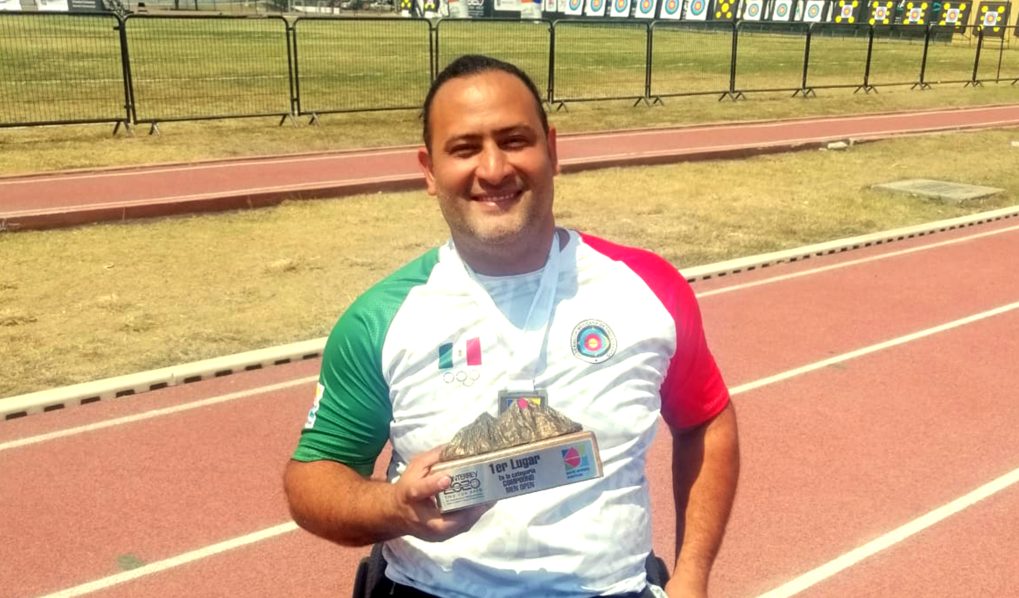 Arquero mexicano Omar Echeverría Espinoza, celebra su medalla de oro y su pase a Tokio 2020 en Nuevo León. Cortesía
