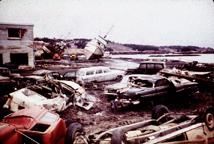Daños caudados por el tsunami a lo largo de la costa de Kodiak, Alaska. Fuente: https://earthquake.usgs.gov/earthquakes/events/alaska1964/1964pics.php