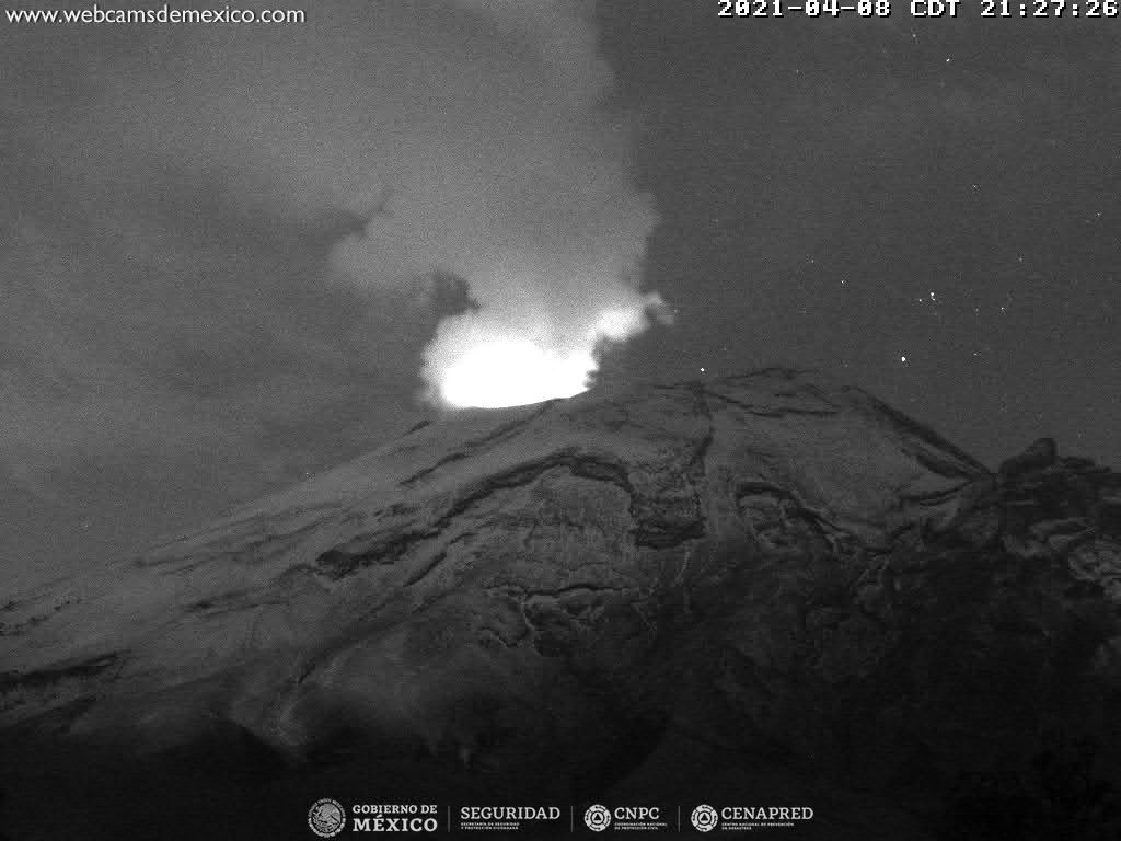 En las últimas 24 horas, mediante los sistemas de monitoreo del volcán Popocatépetl se identificaron 29 exhalaciones, 955 minutos de tremor y dos sismos volcanotectónicos.