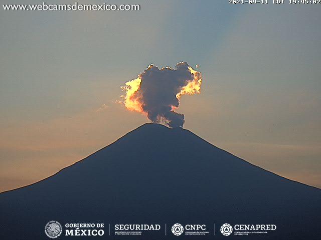 En las últimas 24 horas, mediante los sistemas de monitoreo del volcán Popocatépetl se identificaron 139 exhalaciones y 67 minutos de tremor de baja amplitud, acompañados de vapor de agua, gases volcánicos y ligera cantidad de ceniza.
