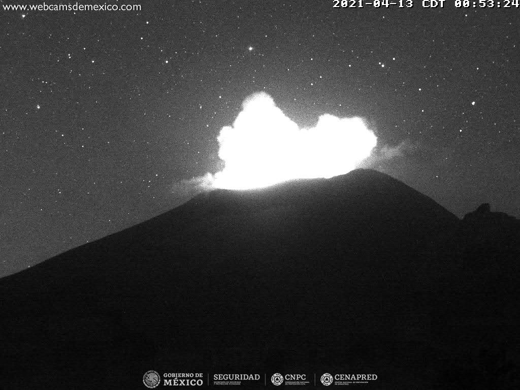 En las últimas 24 horas, mediante los sistemas de monitoreo del volcán Popocatépetl se identificaron 64 exhalaciones, una explosión menor y 827 minutos de tremor.