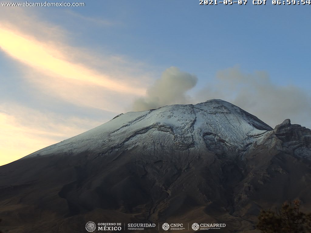 En las últimas 24 horas, mediante los sistemas de monitoreo del volcán Popocatépetl se identificaron 100 exhalaciones y 186 minutos de tremor de baja amplitud, acompañados de gases volcánicos y ligeras cantidades de ceniza y dos VT's.