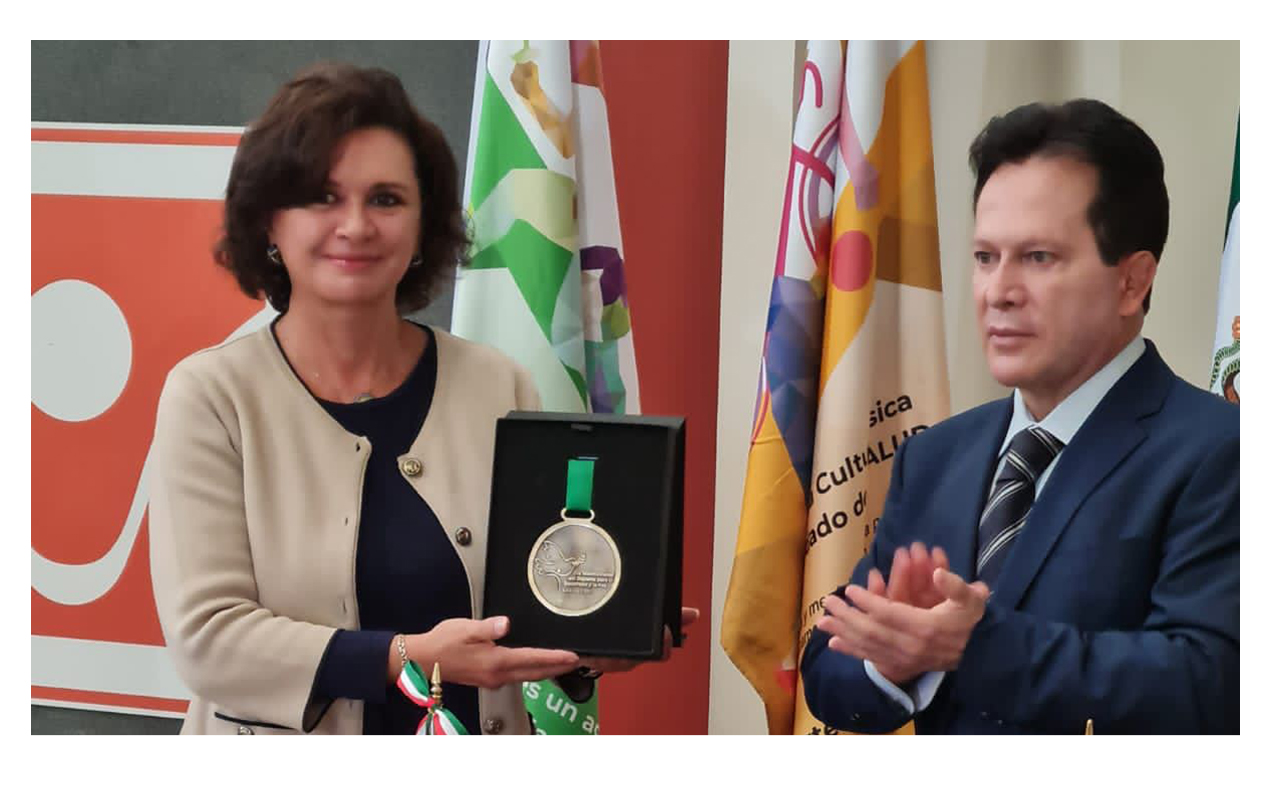 La Fundación Alfredo Harp Helú para el Deporte entregó una medalla a la directora general de CIJ por su labor al frente de la atención de las adicciones 