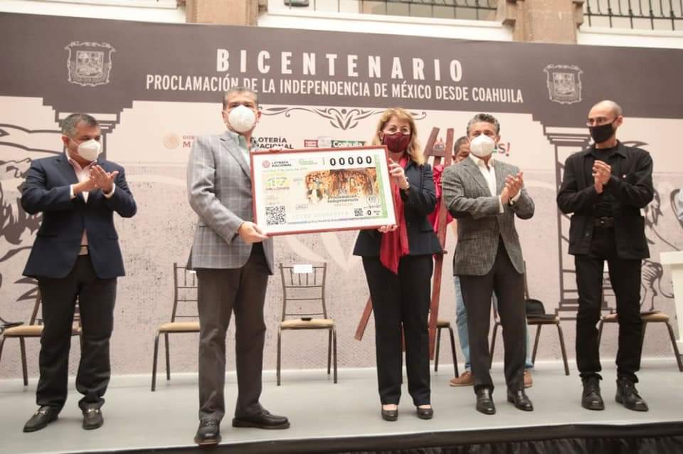 Fotografía grupal del momento en que se devela el billete de lotería alusivo a el bicentenario de la proclamación de independencia desde Saltillo